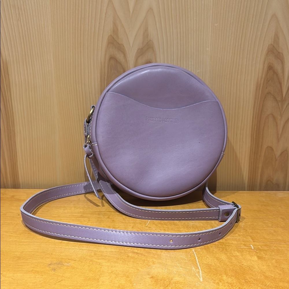 Portland Leather Goods Large Circle Crossbody Bag in Lilac/lavender